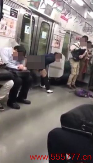 日本網路瘋傳一段影片张紫妍事件，一名綁馬尾、戴眼鏡的女子竟大喇喇在電車上脫褲「噓噓」，嚇得其他乘客閃離。（圖／翻攝「dora0301m」推特）